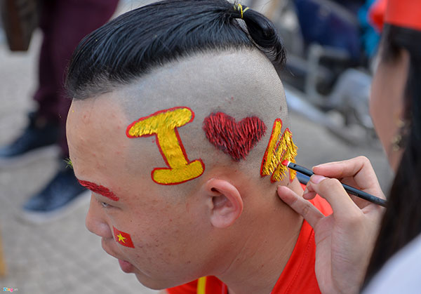 Cổ động viên diễu hành tiếp lửa cho đội tuyển Việt Nam