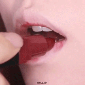 Tưởng chỉ được cái bóng nhẫy nhưng son nhiều dưỡng lên môi đẹp đến không ngờ, nàng công sở khó mà không mê Tưởng chỉ được cái bóng nhẫy nhưng son nhiều dưỡng lên môi đẹp đến không ngờ, nàng công sở khó mà không mê