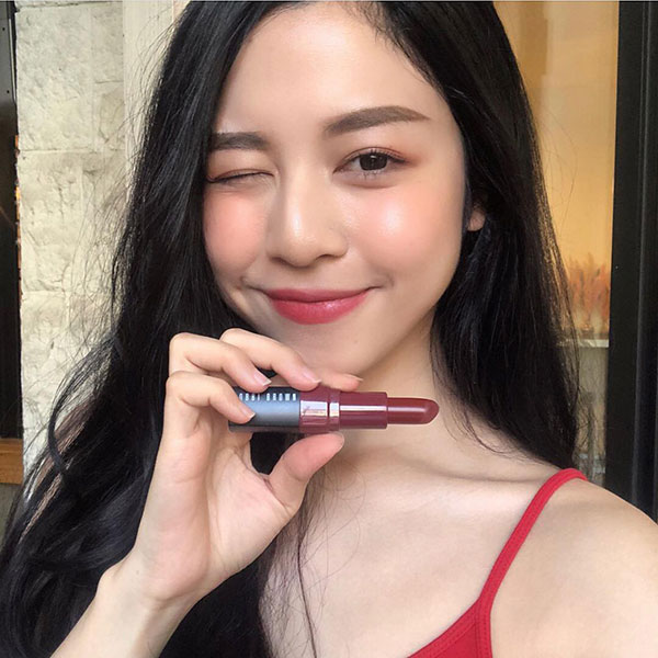 Tưởng chỉ được cái bóng nhẫy nhưng son nhiều dưỡng lên môi đẹp đến không ngờ, nàng công sở khó mà không mê