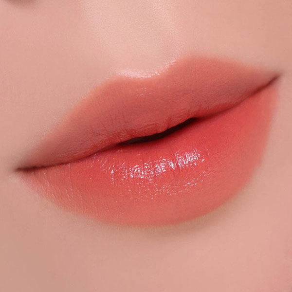 Tưởng chỉ được cái bóng nhẫy nhưng son nhiều dưỡng lên môi đẹp đến không ngờ, nàng công sở khó mà không mê