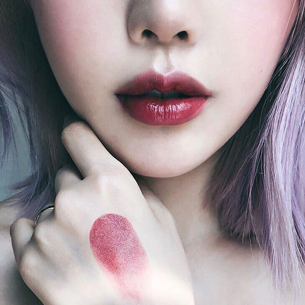 Tưởng chỉ được cái bóng nhẫy nhưng son nhiều dưỡng lên môi đẹp đến không ngờ, nàng công sở khó mà không mê