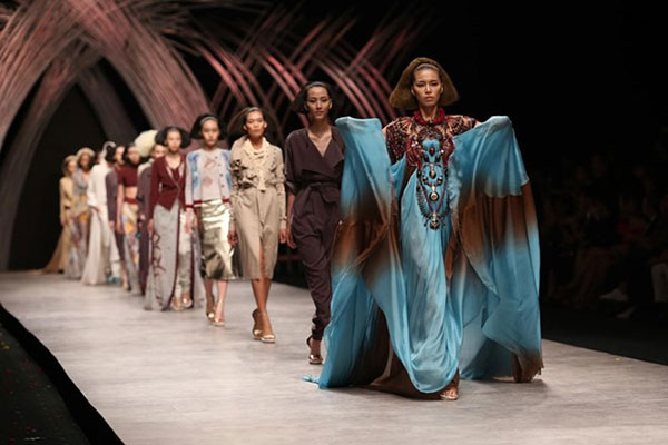 Vietnam International Fashion Week tiếp tục bị loạt người mẫu tố chậm tiền: Thu/Đông đã qua mà catxe mùa Xuân/Hè vẫn chưa thấy!