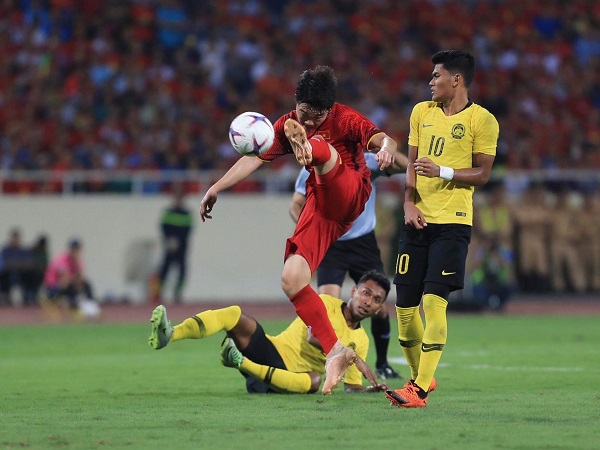 Anh Đức chia sẻ bất ngờ về hành động ngăn CĐV ném đồ vật vào trọng tài