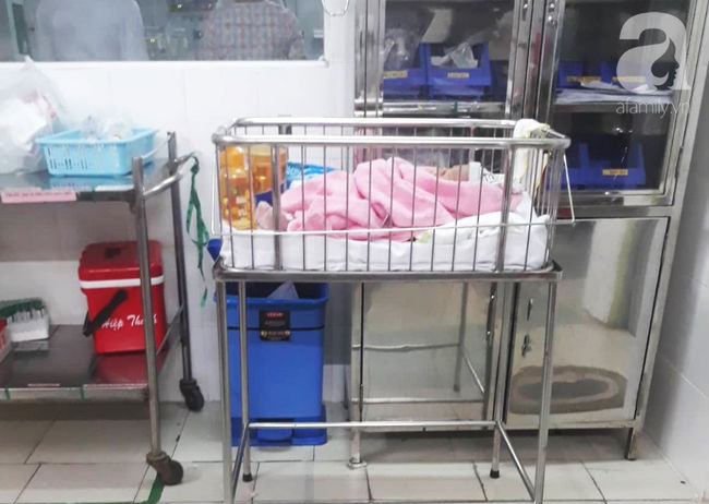 Đi nhậu về, người đàn ông tá hỏa phát hiện bé trai bị bỏ trong thùng giấy kèm lời cầu xin nhận nuôi