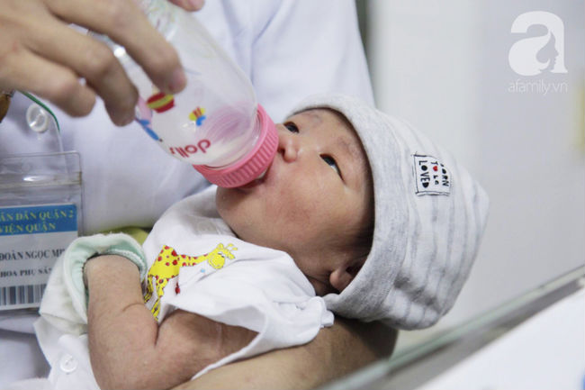 Đi nhậu về, người đàn ông tá hỏa phát hiện bé trai bị bỏ trong thùng giấy kèm lời cầu xin nhận nuôi