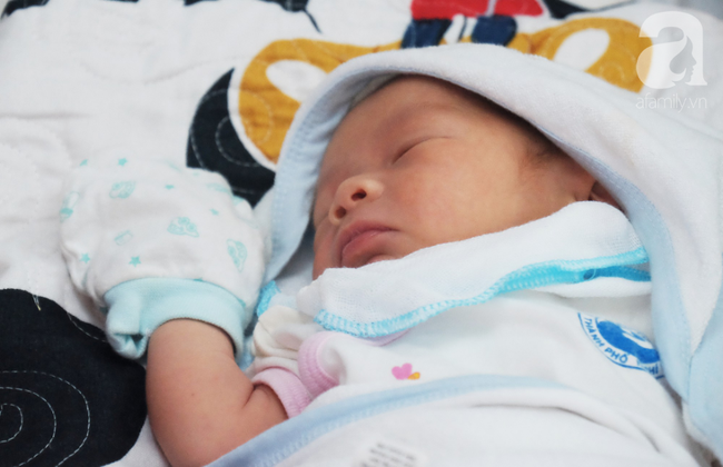 Đi nhậu về, người đàn ông tá hỏa phát hiện bé trai bị bỏ trong thùng giấy kèm lời cầu xin nhận nuôi