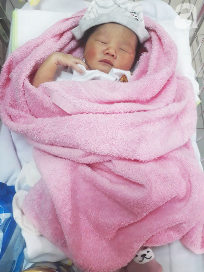 Đi nhậu về, người đàn ông tá hỏa phát hiện bé trai bị bỏ trong thùng giấy kèm lời cầu xin nhận nuôi