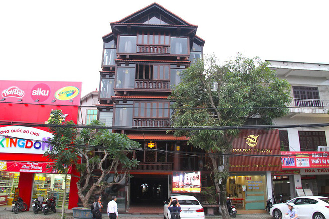 Chủ căn nhà gỗ trăm tỷ: Xét kinh tế thì dại, nhưng thích thì mình làm thôi