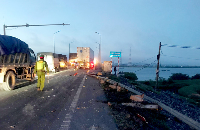 Xe container đối đầu lúc rạng sáng, lật ngửa ở vệ đường