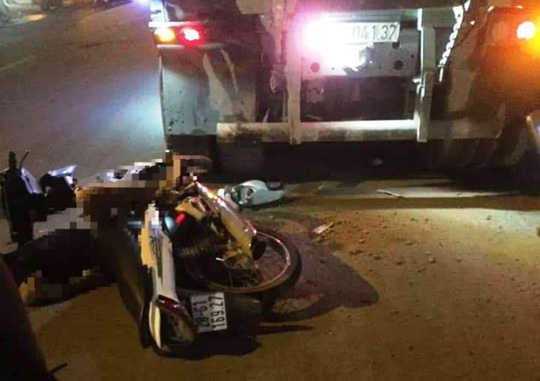 Xe tải đỗ bên đường, nam thanh niên tông vào tử vong