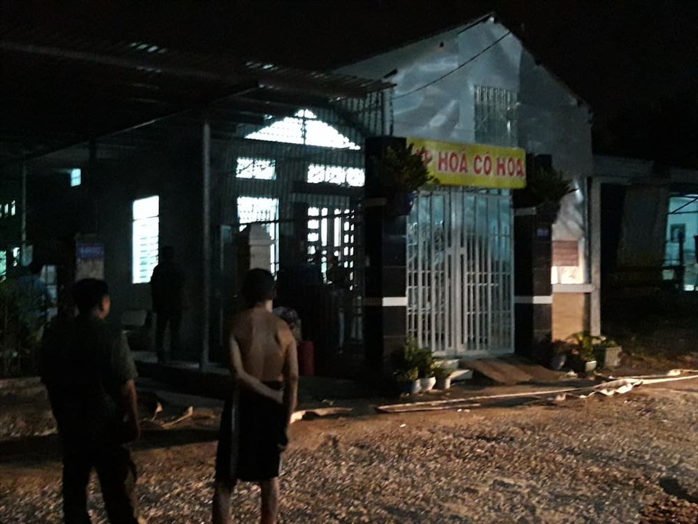 Kịch tính giải cứu người mẹ và 2 con bị chồng khóa trái cửa dọa đốt cả nhà