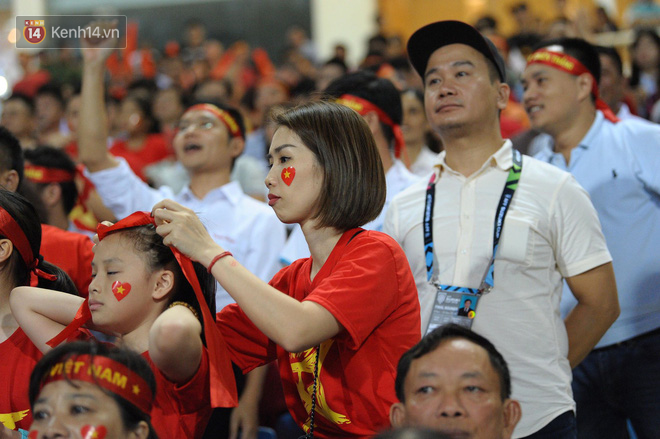 Người yêu Duy Mạnh, Tiến Dũng, Văn Đức... rạng rỡ trên khán đài cổ vũ trận Việt Nam - Malaysia