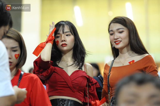 Người yêu Duy Mạnh, Tiến Dũng, Văn Đức... rạng rỡ trên khán đài cổ vũ trận Việt Nam - Malaysia