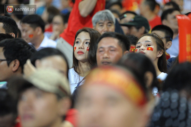 Người yêu Duy Mạnh, Tiến Dũng, Văn Đức... rạng rỡ trên khán đài cổ vũ trận Việt Nam - Malaysia