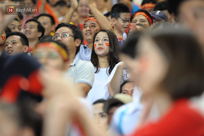 Người yêu Duy Mạnh, Tiến Dũng, Văn Đức... rạng rỡ trên khán đài cổ vũ trận Việt Nam - Malaysia
