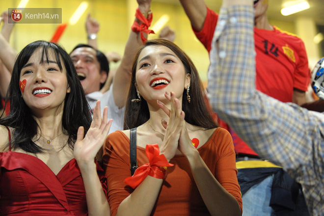 Người yêu Duy Mạnh, Tiến Dũng, Văn Đức... rạng rỡ trên khán đài cổ vũ trận Việt Nam - Malaysia