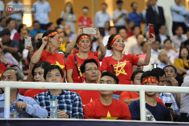 Người yêu Duy Mạnh, Tiến Dũng, Văn Đức... rạng rỡ trên khán đài cổ vũ trận Việt Nam - Malaysia