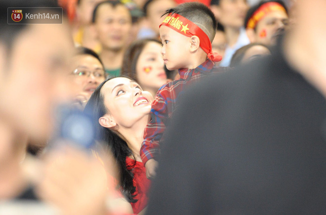 Người yêu Duy Mạnh, Tiến Dũng, Văn Đức... rạng rỡ trên khán đài cổ vũ trận Việt Nam - Malaysia