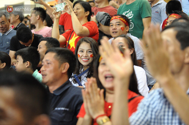Người yêu Duy Mạnh, Tiến Dũng, Văn Đức... rạng rỡ trên khán đài cổ vũ trận Việt Nam - Malaysia