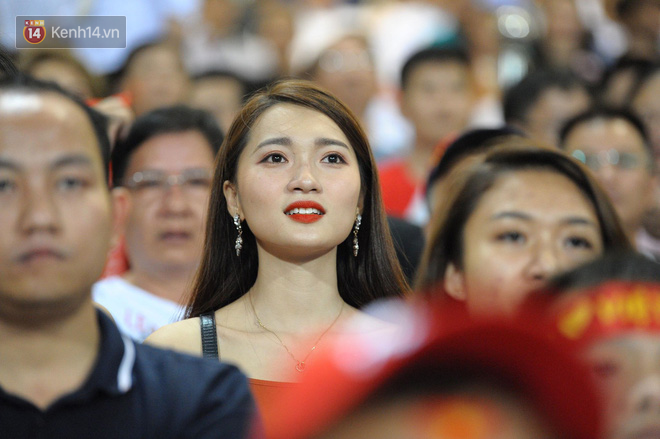 Người yêu Duy Mạnh, Tiến Dũng, Văn Đức... rạng rỡ trên khán đài cổ vũ trận Việt Nam - Malaysia