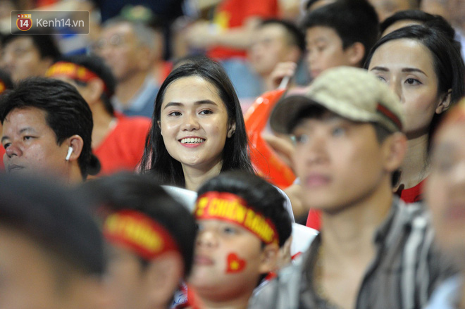 Người yêu Duy Mạnh, Tiến Dũng, Văn Đức... rạng rỡ trên khán đài cổ vũ trận Việt Nam - Malaysia