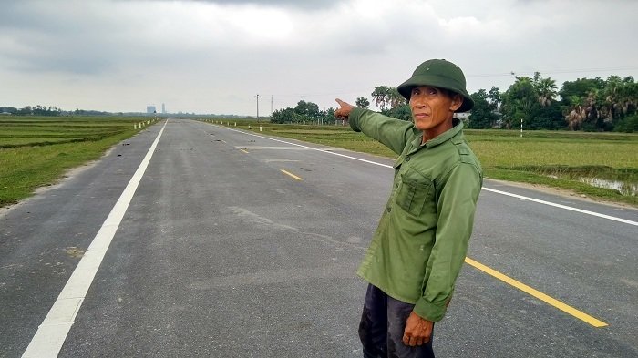 Đường 52 tỷ không bóng người, bò nhởn nhơ đứng, nằm tạo dáng