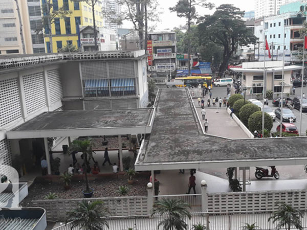 Bình Dương: Ngồi trên lan can, một học sinh lớp 6 rơi thẳng từ lầu 2 trường học xuống đất bị thương nặng