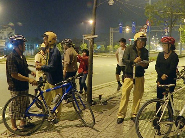 CSGT TP HCM xử lý hàng loạt người chạy xe đạp vào làn ôtô