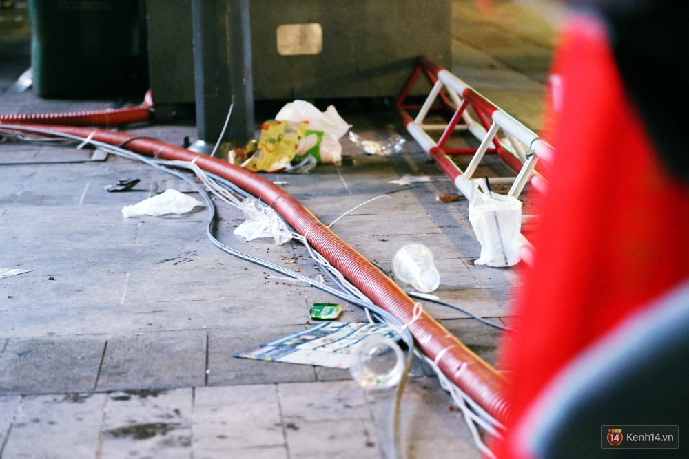 Phố đi bộ Nguyễn Huệ ngập rác, thức ăn thừa sau trận đấu giữa đội tuyển Việt Nam và Malaysia