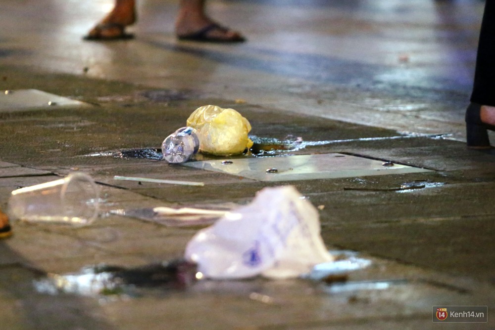 Phố đi bộ Nguyễn Huệ ngập rác, thức ăn thừa sau trận đấu giữa đội tuyển Việt Nam và Malaysia