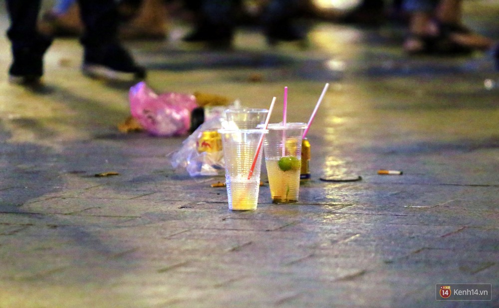 Phố đi bộ Nguyễn Huệ ngập rác, thức ăn thừa sau trận đấu giữa đội tuyển Việt Nam và Malaysia