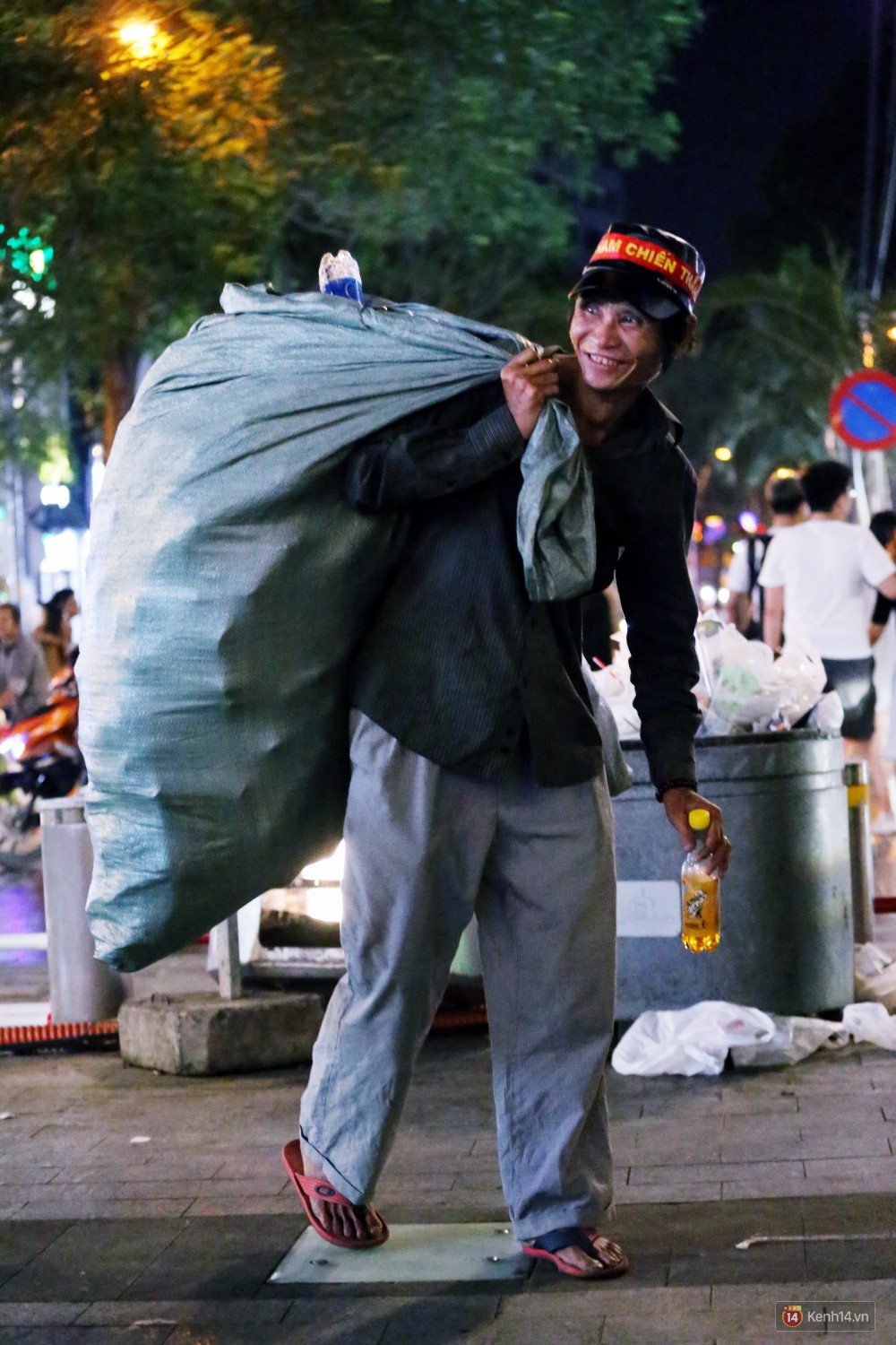 Phố đi bộ Nguyễn Huệ ngập rác, thức ăn thừa sau trận đấu giữa đội tuyển Việt Nam và Malaysia