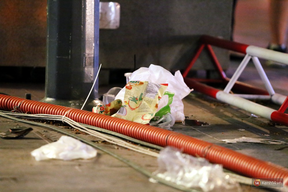 Phố đi bộ Nguyễn Huệ ngập rác, thức ăn thừa sau trận đấu giữa đội tuyển Việt Nam và Malaysia