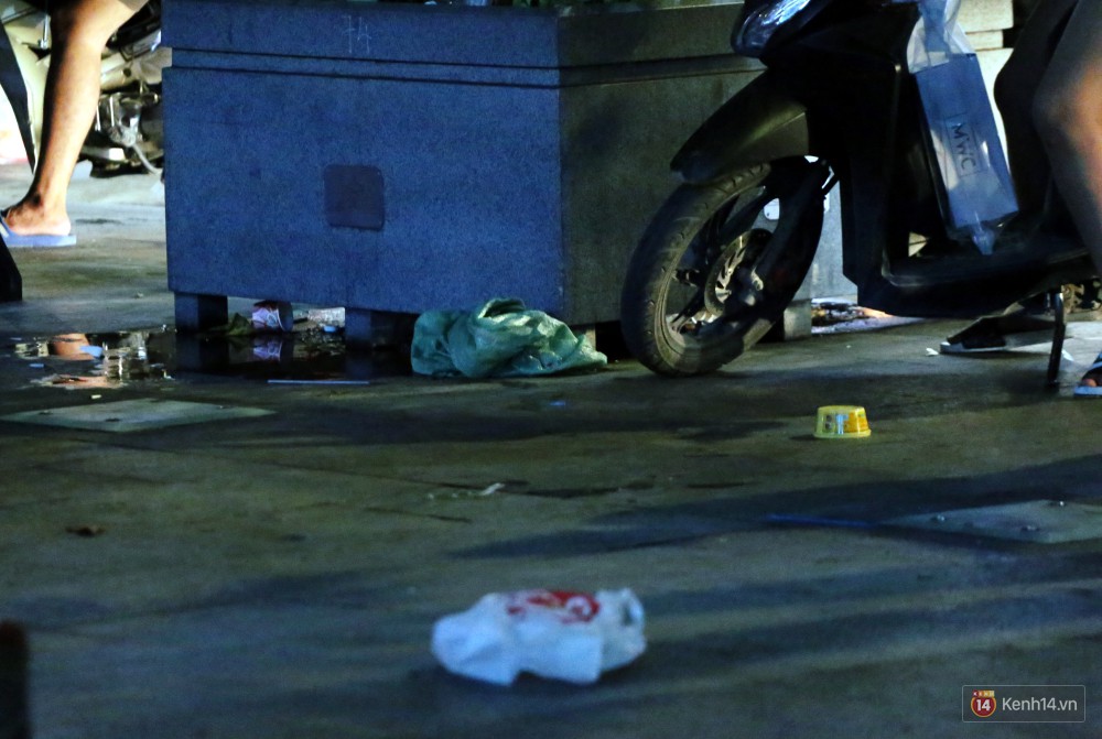 Phố đi bộ Nguyễn Huệ ngập rác, thức ăn thừa sau trận đấu giữa đội tuyển Việt Nam và Malaysia