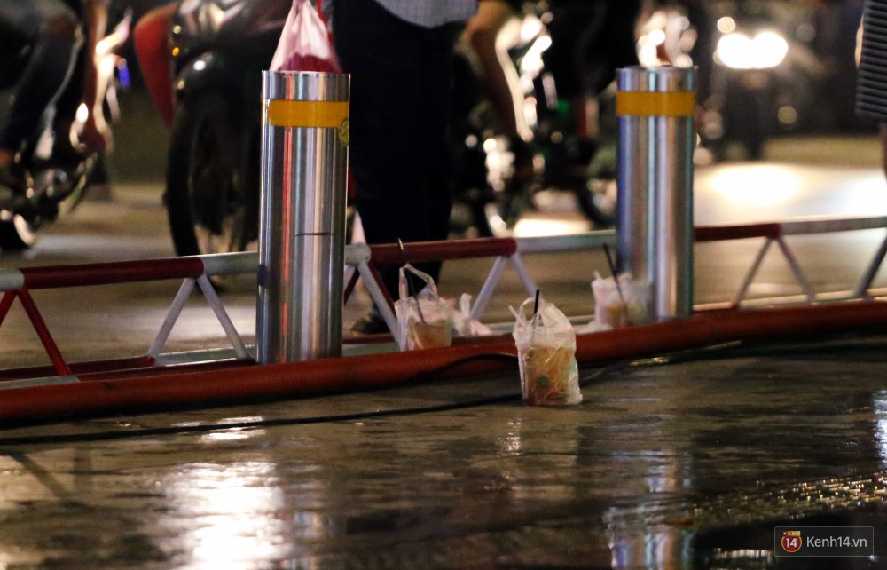 Phố đi bộ Nguyễn Huệ ngập rác, thức ăn thừa sau trận đấu giữa đội tuyển Việt Nam và Malaysia