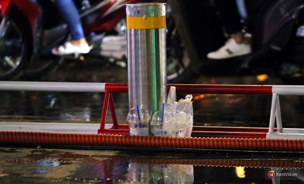 Phố đi bộ Nguyễn Huệ ngập rác, thức ăn thừa sau trận đấu giữa đội tuyển Việt Nam và Malaysia