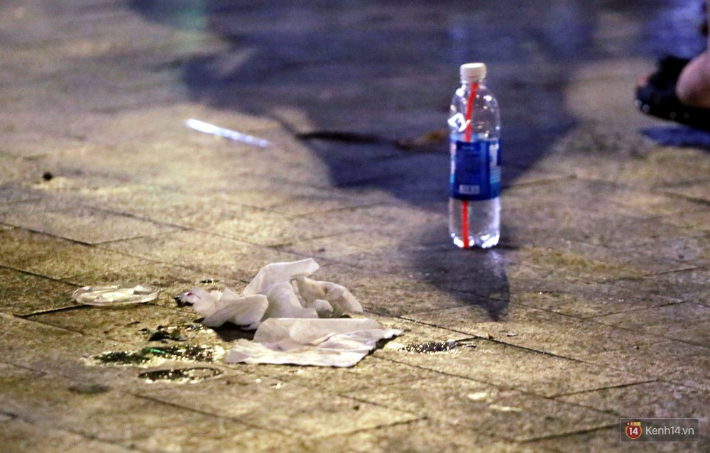 Phố đi bộ Nguyễn Huệ ngập rác, thức ăn thừa sau trận đấu giữa đội tuyển Việt Nam và Malaysia