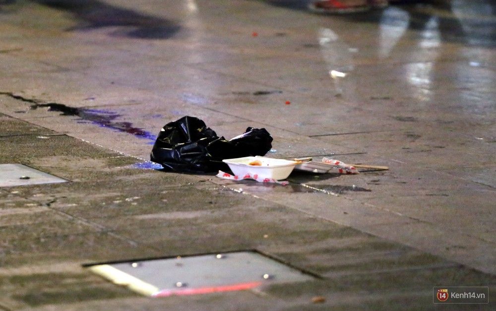 Phố đi bộ Nguyễn Huệ ngập rác, thức ăn thừa sau trận đấu giữa đội tuyển Việt Nam và Malaysia