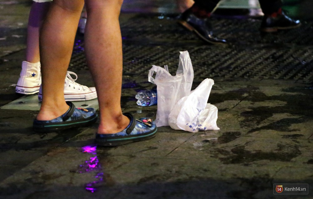Phố đi bộ Nguyễn Huệ ngập rác, thức ăn thừa sau trận đấu giữa đội tuyển Việt Nam và Malaysia