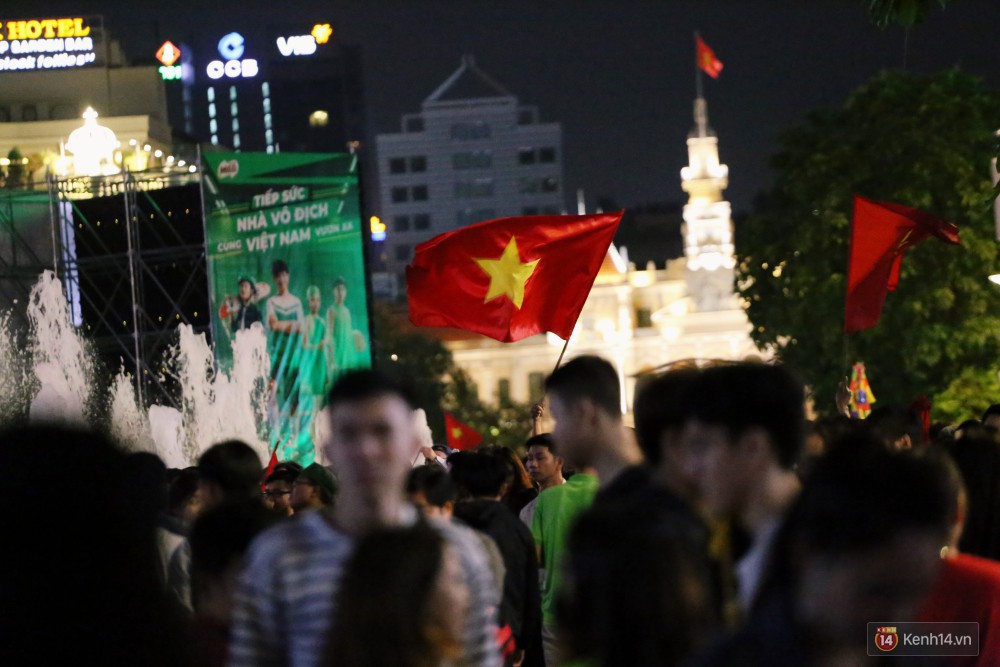 Phố đi bộ Nguyễn Huệ ngập rác, thức ăn thừa sau trận đấu giữa đội tuyển Việt Nam và Malaysia