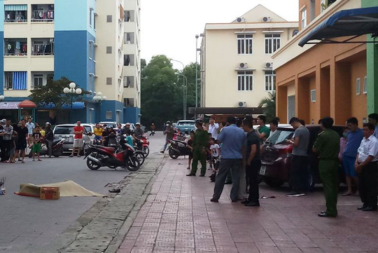 Giật mình vì tiếng động lớn, thấy người đàn ông rơi từ tầng cao xuống tử vong