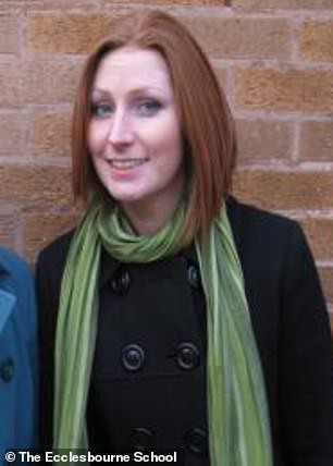 Cô giáo dạy nhạc say rượu và quan hệ tình dục với hai cậu bé 17 tuổi trong dàn hợp xướng