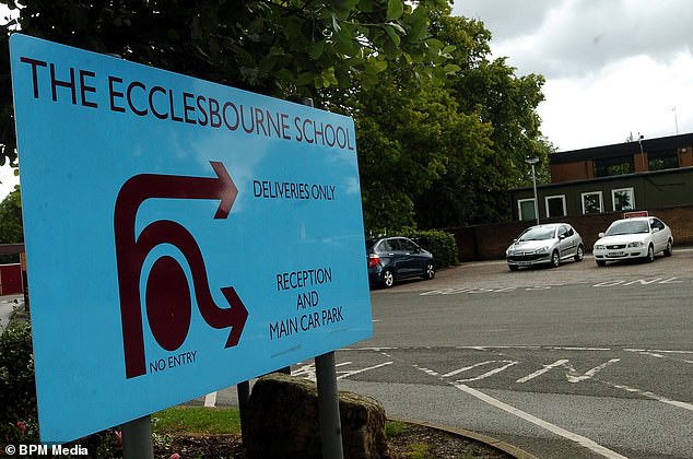 Cô giáo dạy nhạc say rượu và quan hệ tình dục với hai cậu bé 17 tuổi trong dàn hợp xướng