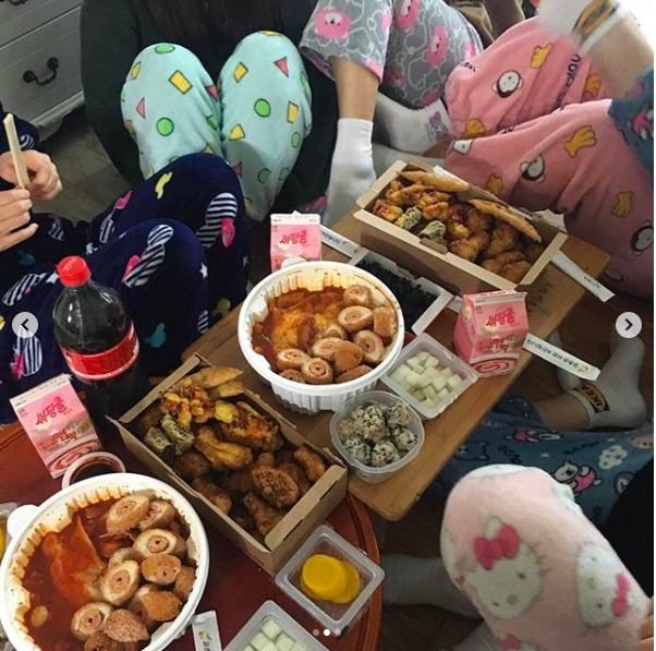 Hậu kỳ thi ĐH khốc liệt hàng đầu thế giới ở Hàn Quốc: Học sinh thi nhau vứt sách vở, quẩy tới bến chấm dứt 12 năm đèn sách