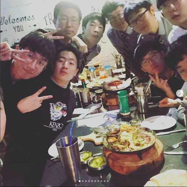 Hậu kỳ thi ĐH khốc liệt hàng đầu thế giới ở Hàn Quốc: Học sinh thi nhau vứt sách vở, quẩy tới bến chấm dứt 12 năm đèn sách