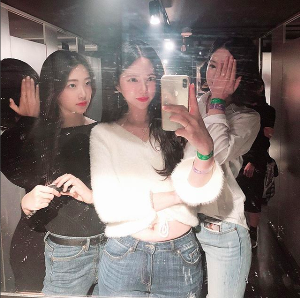 Hậu kỳ thi ĐH khốc liệt hàng đầu thế giới ở Hàn Quốc: Học sinh thi nhau vứt sách vở, quẩy tới bến chấm dứt 12 năm đèn sách