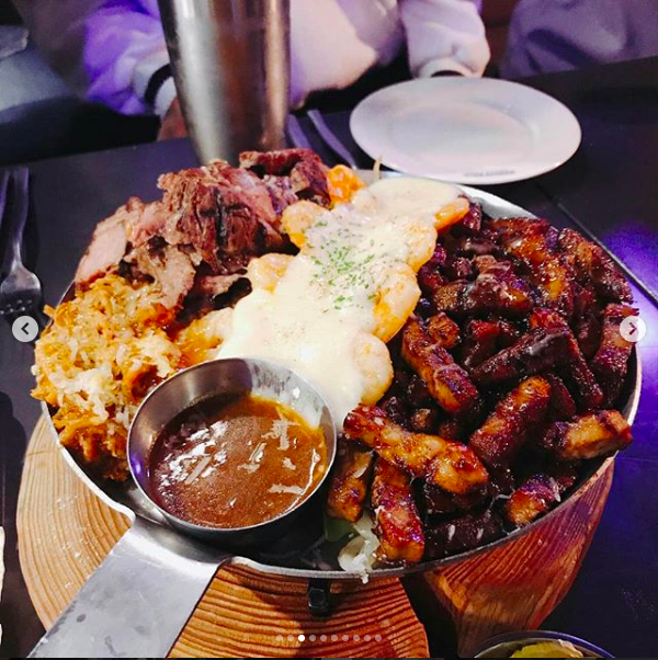 Hậu kỳ thi ĐH khốc liệt hàng đầu thế giới ở Hàn Quốc: Học sinh thi nhau vứt sách vở, quẩy tới bến chấm dứt 12 năm đèn sách