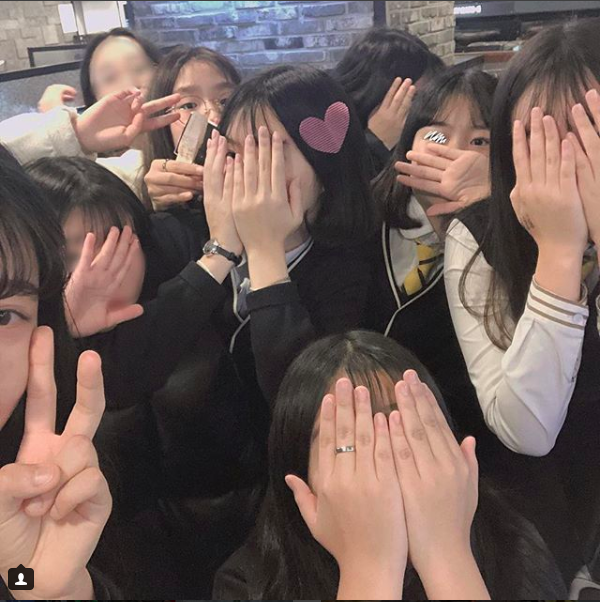 Hậu kỳ thi ĐH khốc liệt hàng đầu thế giới ở Hàn Quốc: Học sinh thi nhau vứt sách vở, quẩy tới bến chấm dứt 12 năm đèn sách