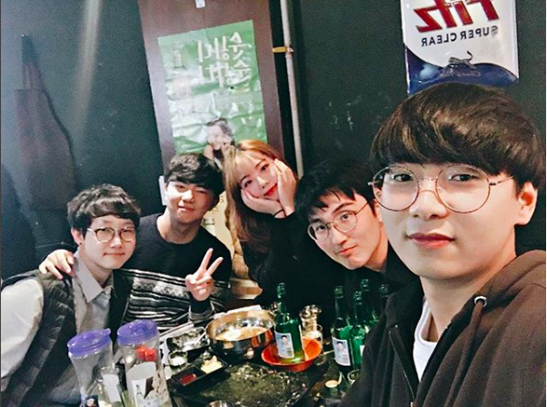 Hậu kỳ thi ĐH khốc liệt hàng đầu thế giới ở Hàn Quốc: Học sinh thi nhau vứt sách vở, quẩy tới bến chấm dứt 12 năm đèn sách