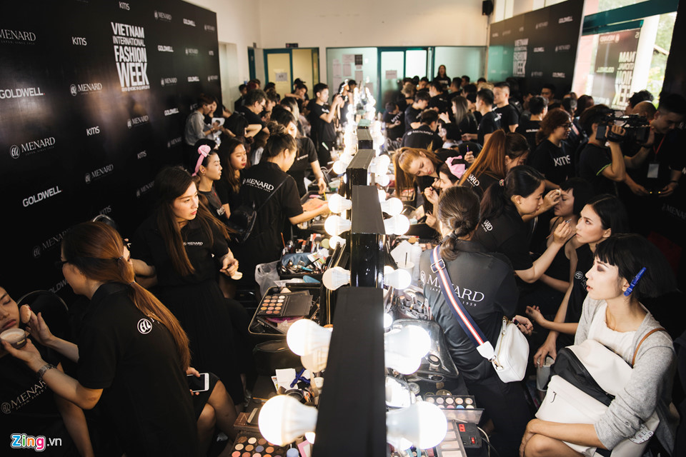 Người mẫu diễn tuần lễ thời trang: Ăn ngủ vật vờ, bị nợ cát-xê nửa năm